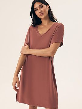 Nočná košeľa Henderson  Elegantná a pohodlná nočná košeľa vyrobená z jemnej, hladkej viskózy, ktorá príjemne obklopuje telo a poskytuje komfort počas cel