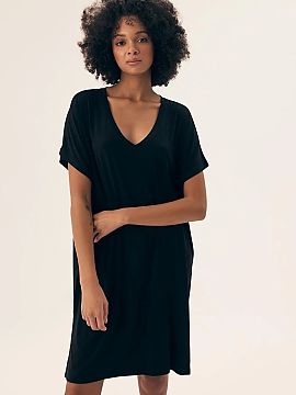 Nočná košeľa Henderson  Elegantná a pohodlná nočná košeľa vyrobená z jemnej, hladkej viskózy, ktorá príjemne obopína telo a zabezpečuje pohodlie počas 