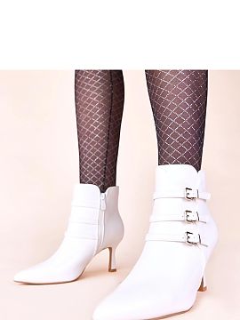 Topánky na opätku Solea  Predstavujeme vám jedinečné bielé členkové topánky na opätku s ozdobnými sponami Suria, ktoré sú esenciou elegancie a štýlu. Vy