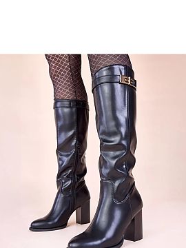 Čižmy na vysokom opätku Solea  Objavte eleganciu a štýl s našimi čiernymi kozačkami na pätke s zlatou ozdobou Tessa od značky Gemre. Tieto výnimočné topánky sú