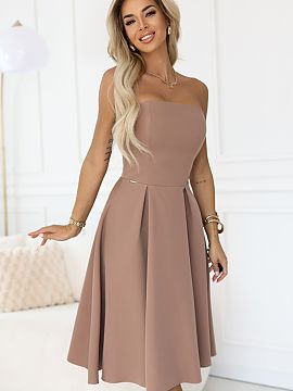 večerné šaty Numoco  Vsadiť na nadčasovú eleganciu. VIVIENNE je béžové midi šaty so šnúrkovaným korzetom s rozšíreným dnom, ktoré krásne modelujú