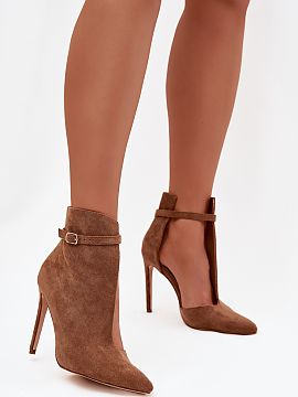 Topánky na opätku Step in style  Štýlové dámske členkové topánky vyrobené z ekokože sú elegantnou ponukou pre ženy, ktoré oceňujú moderný, ženský vzhľad. M