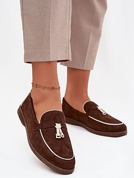 Mokasíny Step in style  Štýlové dámske loafersy vyrobené z ekokože. Model na plochom opätku zaručuje pohodlie po celý deň, a jemný, ozdobný detail vpred