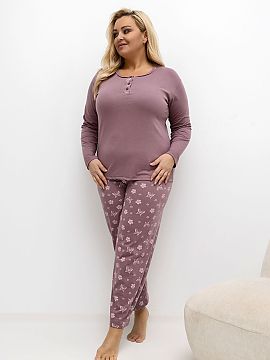 Pyžamo Plus Size Forever Pink  Pyžamo dámskeho plus size je pohodlná, dvojdielna súprava pozostávajúca z blúzky a dlhých nohavíc. Vrchná časť tvorí pohodlná 
