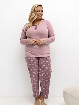 Pyžamo Plus Size Forever Pink  Pyžamo dámske plus size je pohodlná, dvojdielna súprava pozostávajúca z blúzky a dlhých nohavíc. Vrchnú časť tvorí pohodlná bl