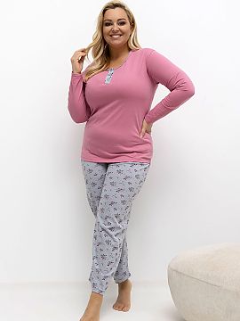 Pyžamo Plus Size Forever Pink  Pyžama dámska plus size je pohodlná, dvojdielna sada, ktorá kombinuje pohodlie so subtilnou, ženskou estetikou. Súčasťou setu je tri