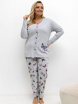 Pyžamo Plus Size Forever Pink  Pyžamo pre ženy veľkosti plus je štýlový a pohodlný set pozostávajúci z blúzky a nohavíc. Horná časť má okrúhly výstrih, dl