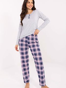 Pyžamo Forever Pink  Pyžamo pre ženy je pohodlný, dvojdielny set pozostávajúci z blúzky a nohavíc. Blúzka má okrúhly výstrih, dlhý rukáv a tri gomb�