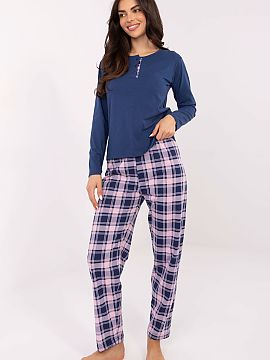 Pyžamo Forever Pink  Pyžamo pre ženy je pohodlná, dvojdielna súprava pozostávajúca z topánok a nohavíc. Top má okrúhly výstrih, dlhý rukáv a tri gom