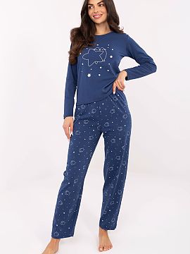 Pyžamo Forever Pink  Dámska pyžama pozostávajúca z topu a dlhých nohavíc, vyrobená z mäkkých, pohodlných materiálov ideálnych na nočný odpočinok. 