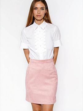 Tričko s krátkym rukávom Nife  Táto košeľa je must have v šatníku každej ženy. Dekoratívne záhyby pridávajú eleganciu a dopĺňajú štýlový soft office. Vďa