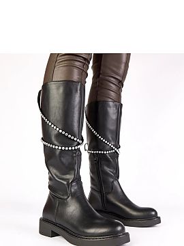 Čižmy Solea  Objavte eleganciu a štýl s čiernymi čižmami zdobenými páskom so zirkónmi Roisin od renomovanej značky Gemre. Tieto ploché čižmy 