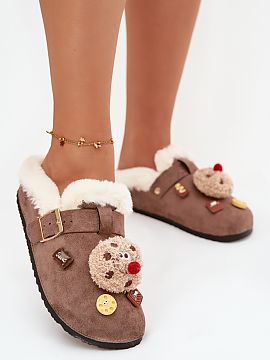 Papuče Step in style  Dámske papuče vyrobené z ekokože sú útulný a štýlový model ideálny na chladné dni. Mäkký zamat vnútri zabezpečuje teplo a po