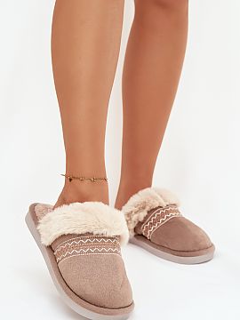 Papuče Step in style  Papuče z mäkkého materiálu sú útulný model vytvorený s ohľadom na každodenný pohodlie. Jemná kožušina a ozdobný vyšívanie i