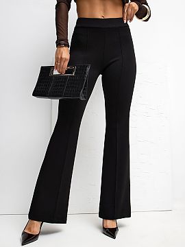 Tepláky Rue Paris  Mäkké teplákové nohavice vyrobené z materiálu typu mäkké maslo, mimoriadne jemného, elastického a príjemného na dotyk. Model sa 