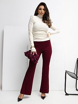 Tepláky Rue Paris  Mäkké športové nohavice vyrobené z materiálu typu masločko, mimoriadne jemného, elastického a príjemného na dotyk. Model je chara