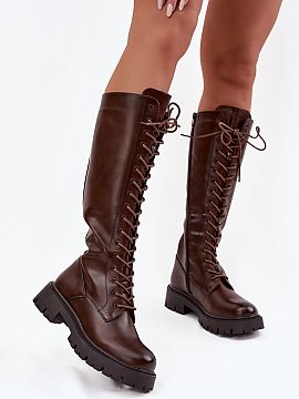 Čižmy Step in style  Dámske kozačky vyrobené z ekokože v štýle glanov sú ponukou pre ženy, ktoré radi kombinujú klasiku s trochou rockového charakteru