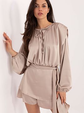 Overal Italy Moda  Overal s prídavkom sukňového výstrihu je výnimočný a efektný návrh na formálne príležitosti a večierky. Jeho konštrukcia kombi