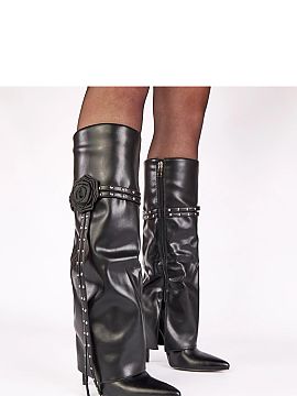 Čižmy na vysokom opätku Solea  Topánky s otočeným nártom, ozdobené páskami a efektnou ružou sú ponukou pre ženy, ktoré si vážia kombináciu elegancie, výnimo�