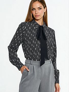 tričko s dlhým rukávom Nife  Táto výnimočná košeľa je must-have pre každú ženu, ktorá ocení originalitu. Vyrobena z príjemnej na dotyk viskózy, poskytuje po