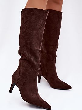 Čižmy na vysokom opätku Step in style  Dámske čižmy vyrobené z mäkkého ekozamšu sú elegantnou a ženskou ponukou na chladnejšie dni. Model na štíhlej ihle krásne zjem�
