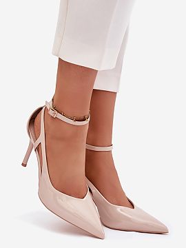 Ihličky Step in style  Topánky na opätku vyrobené z lesklej ekologickej kože sú štýlovým a elegantným prvkov, ktorý sa hodí nielen na večerné výjazdy