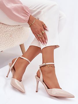 Ihličky Step in style  Topánky na opätku vyrobené z lakovaného ekokože. Lesklé dokončenie krásne vyzerá na nohe a špičaté špičky dodávajú celej pos