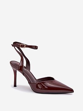 Ihličky Step in style  Topánky na opätku pre ženy vyrobené z lesklého ekokože. Lesklé dokončenie pekne vyzerá na nohe a špicaté špičky dodávajú cele