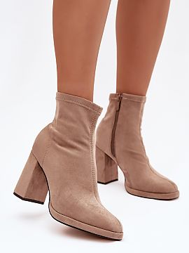 Topánky na opätku Step in style  Členkové dámske topánky vyrobené z ekokože sú štýlovým modelom ideálnym na chladnejšie dni. Sú umiestnené na stabilnom podpät