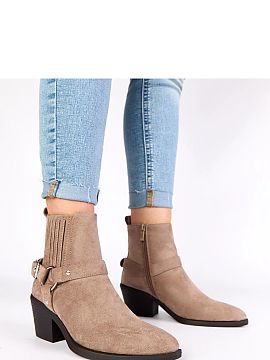 Topánky na podpätku Solea  Objavte jedinečný štýl a pohodlie, ktoré ponúkajú sivé topánky na opätku s ozdobnými sponami Ritama od značky Gemre. Ideálna po