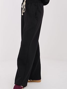 Tepláky Factory Price  Tieto príjemné široké nohavice sú ideálnou voľbou pre pohodlné každodenné outfity. Vyrobené z mixu polyesteru, elastanu a viskóz
