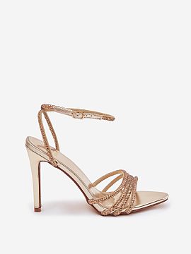 Sandále na podpätku Step in style  Dámske sandále vyrobené z ekokože sú efektným modelom, ktorý pritahuje pozornosť ozdobnými pásikmi so žiarivými krištáľmi. S�