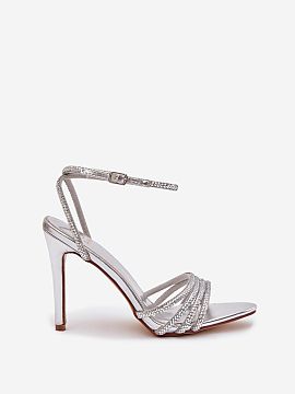 Sandále na podpätku Step in style  Dámske sandále vyrobené z ekokože sú efektným modelom, ktorý pritahuje pozornosť ozdobnými pásikmi s blyštivými kryštálmi. Nas