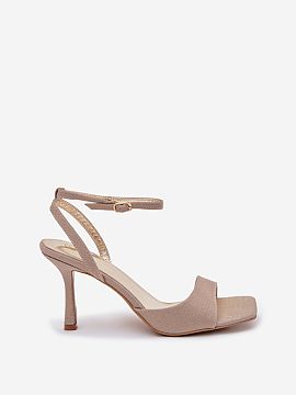 Sandále na podpätku Step in style  Dámske sandále na úzkej opäťovke sú elegantnou ponukou ideálnou na rôzne príležitosti, od večerných vychádzok po slávnostné p