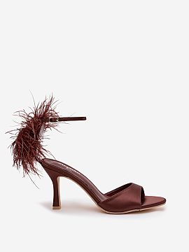 Sandále na podpätku Step in style  Dámske sandále vyrobené z jemného textilného materiálu sú ponukou pre ženy, ktoré radi vyčnievajú štýlom. Model na úzkom opät