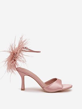 Sandále na podpätku Step in style  Dámske sandále vyrobené z jemného textilného materiálu sú ponukou pre ženy, ktoré radi vynikajú štýlom. Model na štíhlej ihlic