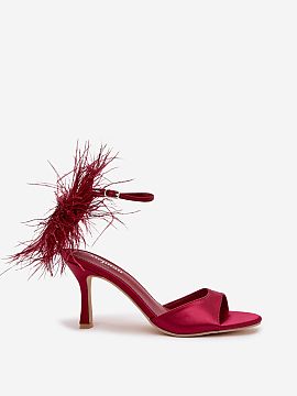 Sandále na podpätku Step in style  Dámske sandále vyrobené z jemného textilného materiálu sú ponukou pre ženy, ktoré radi vynikajú štýlom. Model s tenkou ihlicou z