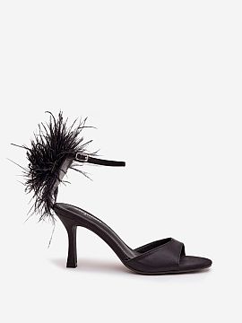 Sandále na podpätku Step in style  Dámske sandále vyrobené z jemného textilného materiálu sú ponukou pre ženy, ktoré sa radi vyznačujú svojím štýlom. Model s ten