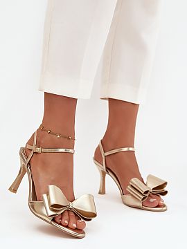 Sandále na podpätku Step in style  Dámske sandále vyrobené z vysokej kvality eko-kože sú spojením elegancie a ženského štýlu. Umiestnené na štíhlej ihle krásne p