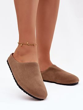 Papuče Step in style  Dámske papuče vyrobené z ekokože. Model je osadený na hrubšej podrážke, ktorá zabezpečuje lepšiu izoláciu a stabilitu. Tvarovan�