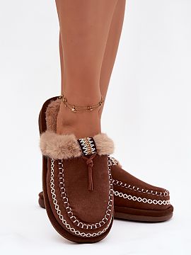 Papuče Step in style  Dámske papuče vyrobené z ekokože. Jemná vyšívanie zdobí vrchnú časť, čo dodáva modelu štýlový akcent, vďaka čomu sa papuč