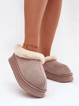 Papuče Step in style  Dámske papuče vyrobené z mäkkej eko zamatovej látky sú útulný a pohodlný model ideálny na chladnejšie dni. Vrchnú časť zdobí 