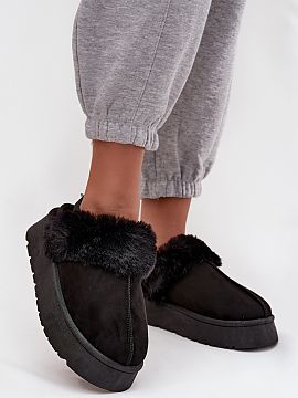 Papuče Step in style  Dámske papuče z ekokože sú pohodlnou a štýlovou ponukou na chladné dni. Sú umiestnené na platforme, čo zabezpečuje pohodlie a ľa