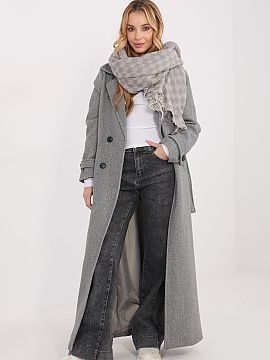 Sal AT  Šál vyrobený z vysokej kvality zmesi viskózy a vlny očarí príjemnou štruktúrou na dotyk a elegantným dokončením. Jeho geometrick