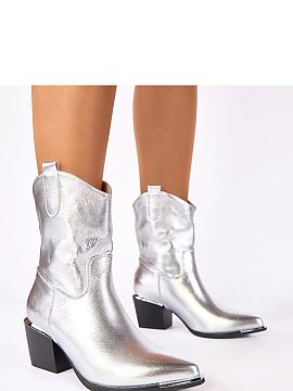 Topánky na podpätku Solea  Striebrové cowbojky na podpätku Rosemary od značky Gemre sú ponukou pre ženy, ktoré milujú odvážny štýl a módné experimenty. Ti