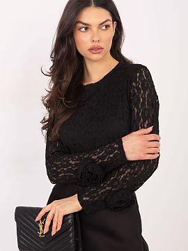 blúzka Italy Moda  Elegantná, priliehavá koronková blúzka je výnimočný model, ktorý spája ženskosť, jemnú eleganciu a výrazné detaily. Vyrobená 