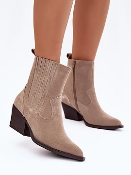 Topánky na podpätku Step in style  Dámske kožené westernové čižmy z prírodného semišu sú výnimočnou ponukou, ktorá kombinuje štýl a pohodlie. Špičaté špičk