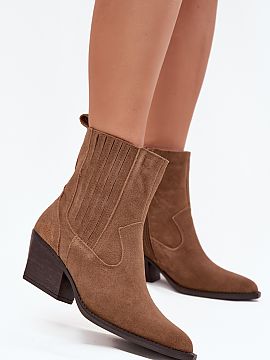 Topánky na podpätku Step in style  Topánky s cowbojským nádychom pre ženy z prírodného zamszu sú výnimočnou ponukou, ktorá kombinuje štýl a pohodlie. Špicaté šp
