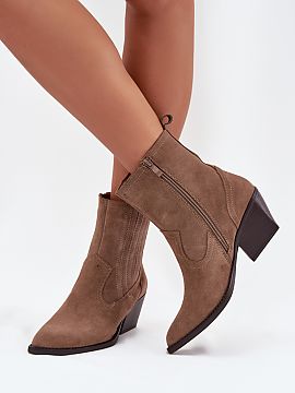 Topánky na podpätku Step in style  Topánky kobylky z prírodného zamatového kožu sú výnimočná ponuka, ktorá kombinuje štýl a pohodlie. Špičaté špičky im dodáv