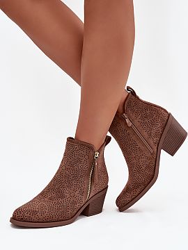 Topánky na podpätku Step in style  Dámske čižmy v štýle kovbojiek od značky S.Barski. Vyrobené z materiálov vysokej kvality, elegantne vyzerajú a pritahujú pohľady 